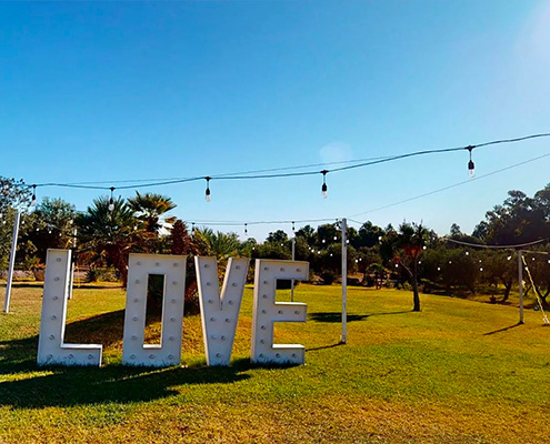 Giardino con scritta LOVE - Villa Pia - Ristorante B&B - Uta Cagliari Sardegna - LOVE